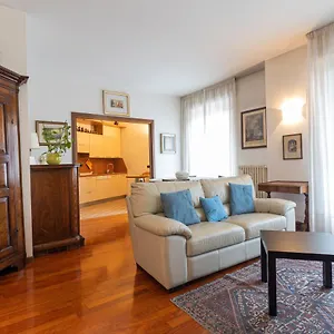 https://flower-apartment-royal-welcome.hotelinveneto.com